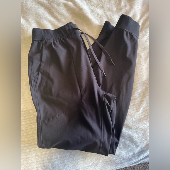 Lululemon ABC Jogger *Shorter 28" in Black - Picture 4 of 9